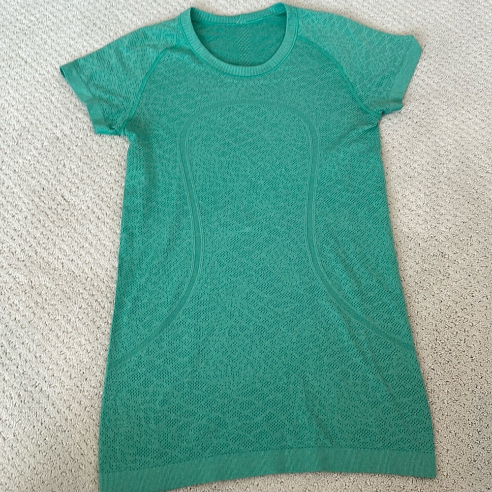 Lululemon Swiftly Tech Short Sleeve Shirt 2.0 size 6 Green with pattern